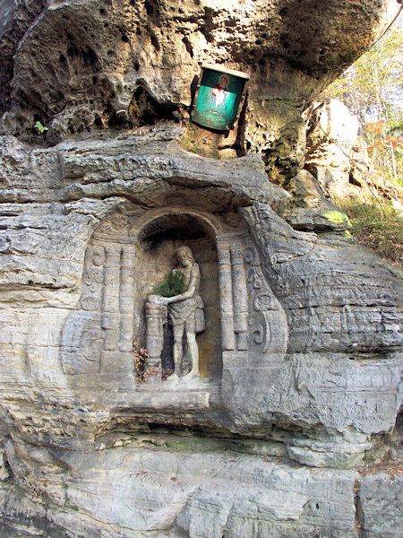 Felsenrelief der Geisselung Christi im Údolí samoty (Tal der Einsamkeit).