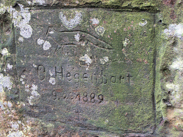 A table chiselled into the rock at the outlook place over the Konvalinkový důl valley.