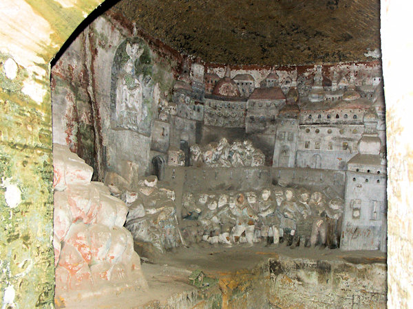 Das mit Reliefen geschmückte Innere der Grab Gottes-Kapelle bei Velenice (Wellnitz).