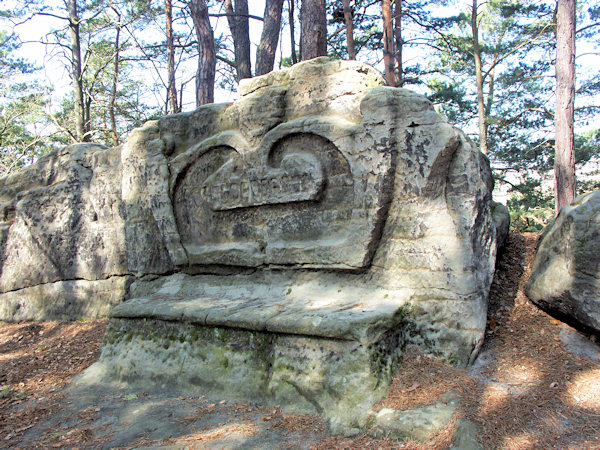 Steinerne Bank Karolínin odpočinek (Karolinenruh) in Dutý kámen (Hohlstein) bei Cvikov (Zwickau).