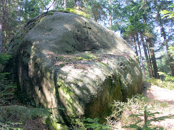 Kříž s letopočtem 1882, vyrytý do pískovcové skalky na Milíři u Rousínova.