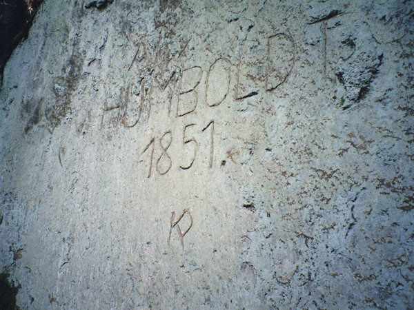 Eine Inschrift, die an Alexander von Humboldt in alten Steinbruch in Vysoká (Trögelsberg) bei Jítrava (Deutsch Pankratz).