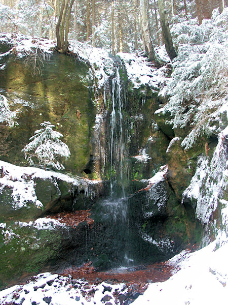 Wasserfall in Údolí Lučního potoka (Wiesenwassertal) im Winter.