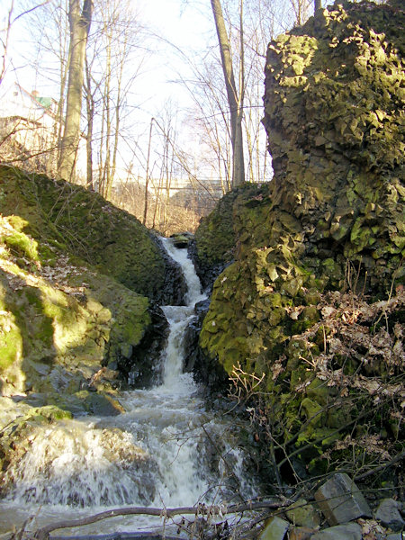 Vodopády pod hlavní silnicí v Kamenickém Šenově.