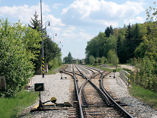Pohled na železniční stanici Svor z tratě od Jedlové.