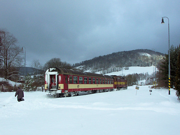 Náhlý příval sněhu 27. ledna 2007 zaskočil železničáře natolik, že dopolední rychlík do Rumburka měl místo obvyklých tří jenom jeden vůz, do něhož se museli nacpat běžní cestující i s natěšenými lyžaři. Obrázek zachycuje rychlík při odjezdu ze Svoru.