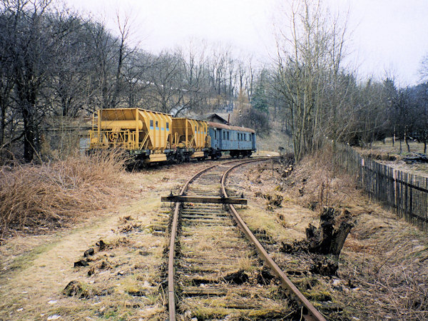 Pozůstatek zrušené tratě, vycházející ze svorského nádraží směrem na Cvikov, v březnu 2002.