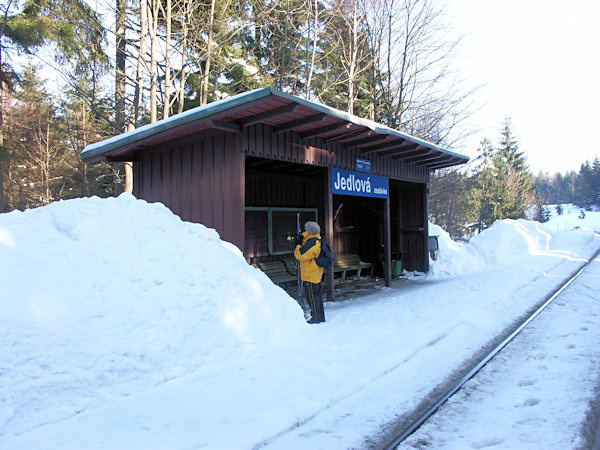 Železniční zastávka na Nové Huti bývá v zimě často zasypaná sněhem. Takhle vypadala ve druhé polovině března 2006.