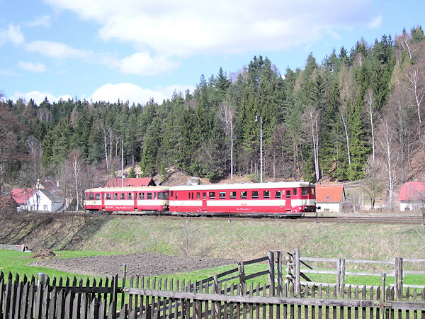 Osobní vlak z Děčína přijíždí do Mlýnů. Motorové vozy řady 830 po této trati běžně jezdily ještě po roce 2000.