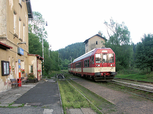 Osobní vlak z Rumburka do Děčína zastavuje v Mlýnech.