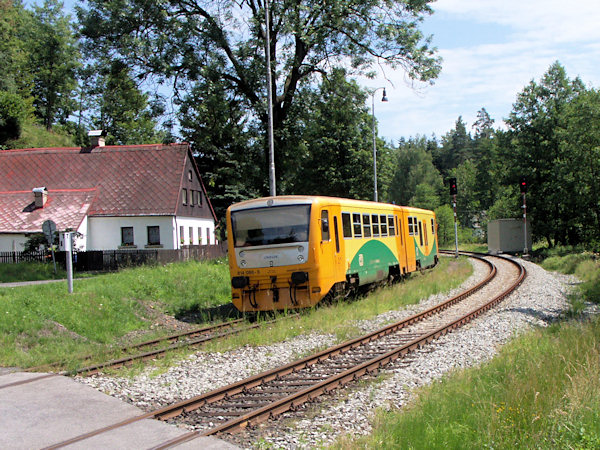 Osobní vlak z Rumburka přijíždí do Mlýnů.