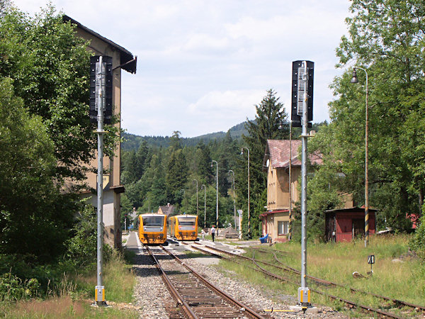 Křižování osobních vlaků v Mlýnech v červenci 2011.