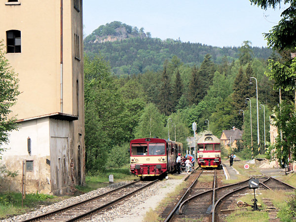 Křižování osobních vlaků v Mlýnech 9. května 2009. Z pozadí vše hlídá Zlatý vrch.