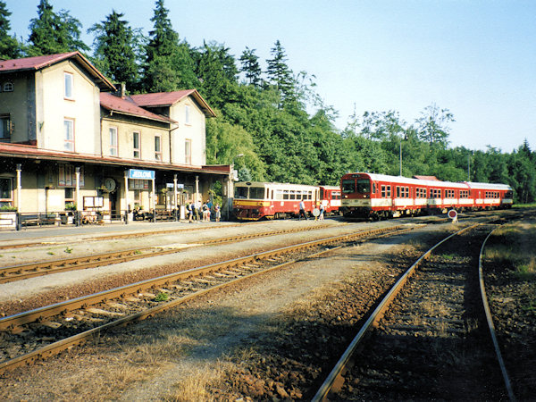 Osobní vlak z Děčína do Rumburka se v Jedlové setkal s motoráčkem z České Lípy.
