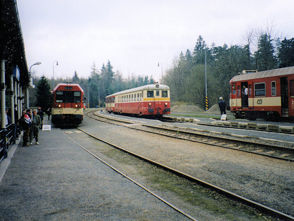 Setkání vlaků na nádraží v Jedlové: vlevo je rychlík z Nymburka do Rumburka, vpravo osobní vlak z Rumburka do Děčína a uprostřed mezi nimi stojí motorák z Děčína.