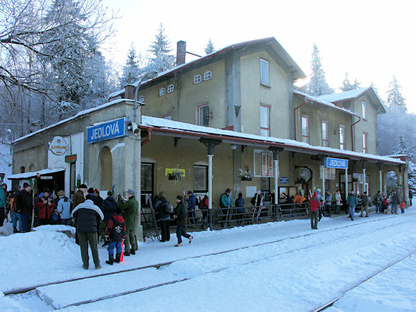 V zimě je nádraží Jedlová oblíbeným východiskem lyžařů.