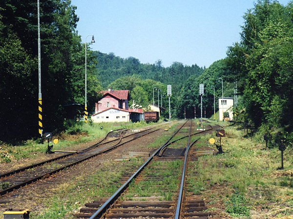 Pohled na nádraží v Chřibské od přejezdu na jižním zhlaví.