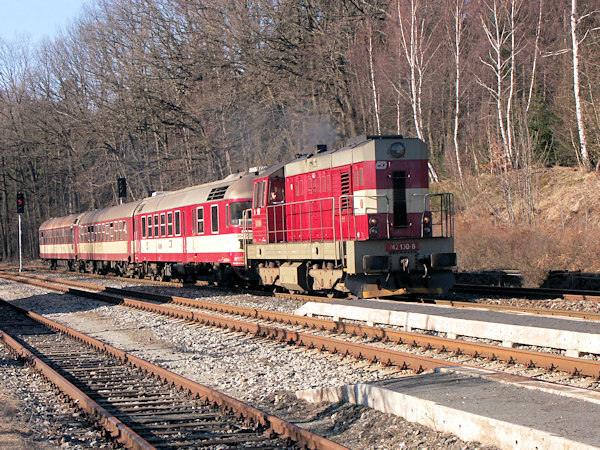 Rychlík Rumburk - Nymburk s přípřežní lokomotivou řady 742 projíždí stanicí Chřibská.