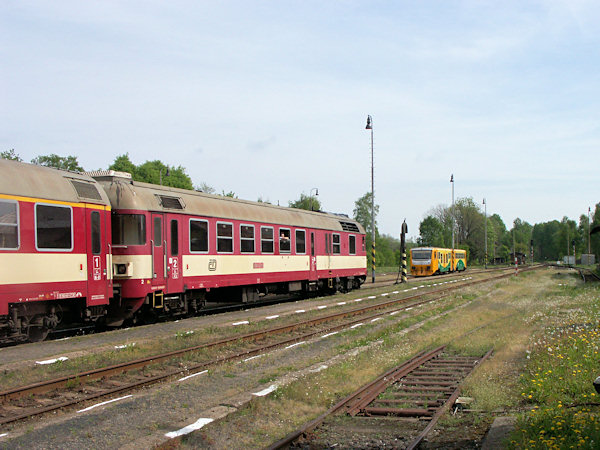 Rychlík z Kolína do Rumburka čeká v Rybništi na protijedoucí osobní vlak.