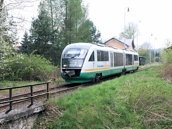 Osobní vlak z Liberce a Varnsdorfu vjíždí do Jiřetína pod Jedlovou.