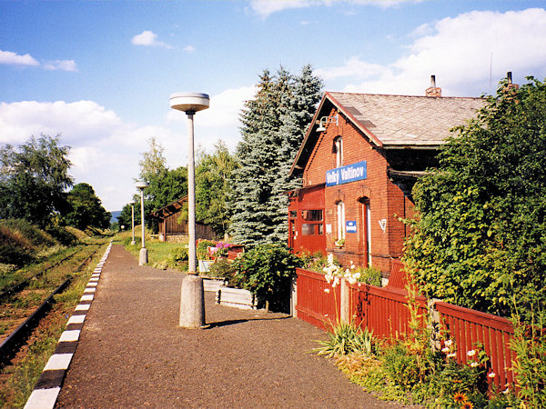 Železniční zastávka ve Velkém Valtinově byla ještě v roce 2003 obklopená pečlivě udržovanou zahrádkou.