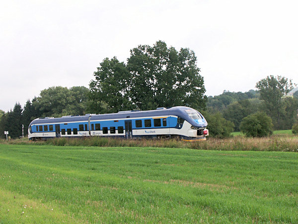 Motorová jednotka řady 844 „Regioshark“ z Liberce do České Lípy projíždí kolem Velkého Valtinova.