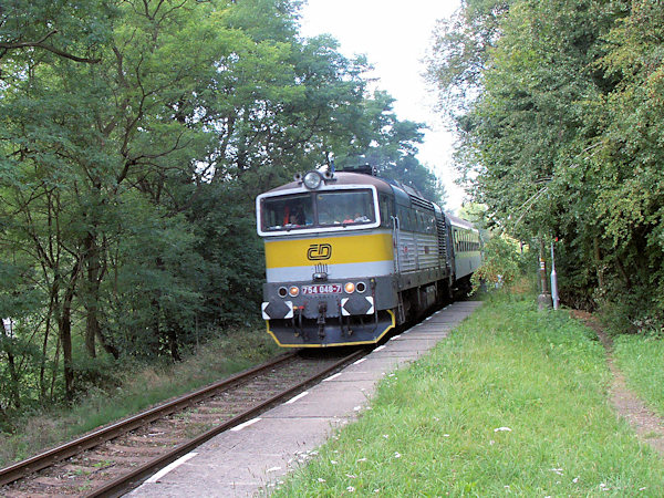 Dieselová lokomotiva řady 754 „Brejlovec“ v čele rychlíku do Liberce projíždí přes Lvovou.