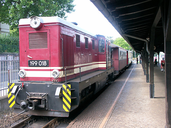 Občas v provozu vypomáhá i dieselová lokomotiva řady 199. Na obrázku je v čele dopoledního vlaku do Oybinu.
