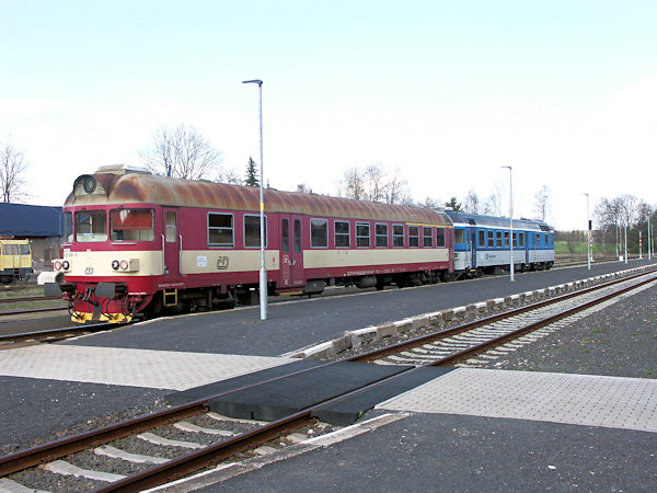 Rychlík z Kolína do Rumburka v Rybništi.