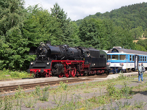 Křižování rychlíku z Kolína do Rumburka se zvláštním vlakem, taženým německou parní lokomotivou řady 35 ve Svoru.