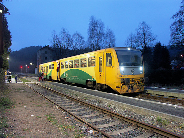 Podvečerní osobní vlak do Děčína zastavuje v Mlýnech.