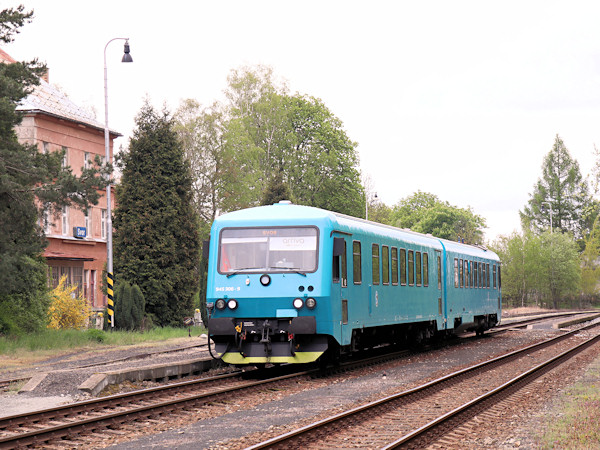 Dopolední rychlík Arrivy z Kolína právě přijel do své cílové stanice Svor.