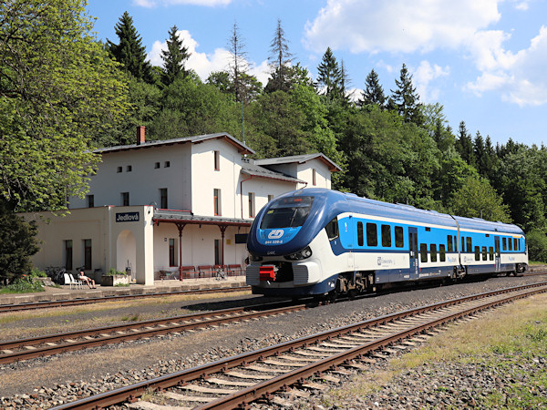 Osobní vlak z Děčína do Rumburka odjíždí z Jedlové.