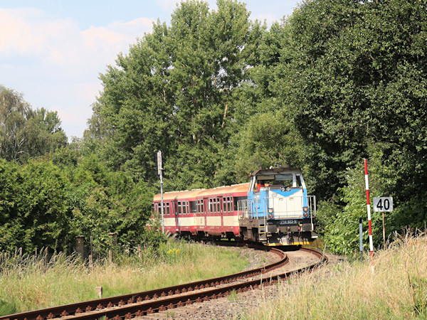 Osobní vlak z Mikulášovic přijíždí do Krásné Lípy.