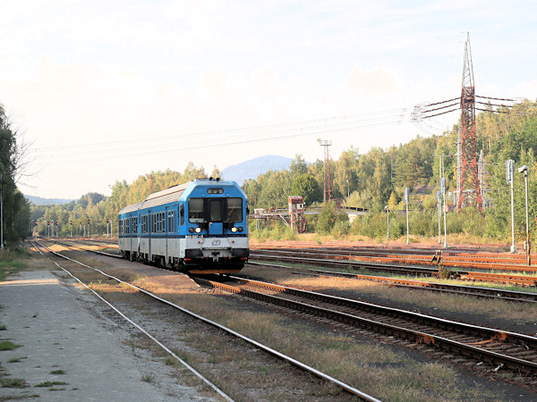 Osobní vlak z Liberce do Děčína zastavuje v Brništi.