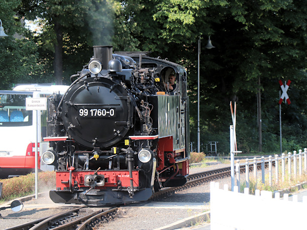 Parní lokomotiva řady 99 1760 při objíždění soupravy v Žitavě.