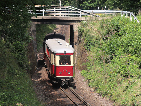 Motorový osobní vlak z Jonsdorfu v posledním oblouku před stanicí Bertsdorf.