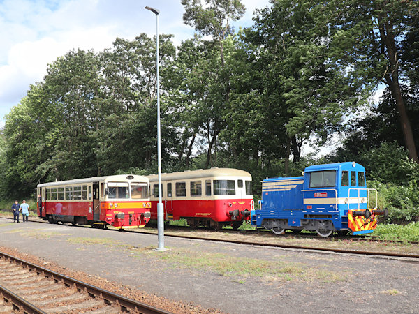 Turistický motorák M152.0 po příjezdu z Kamenického Šenova do České Kamenice. Za ním je odstavená lokomotiva T 211.0 s přípojným vozem Bix.
