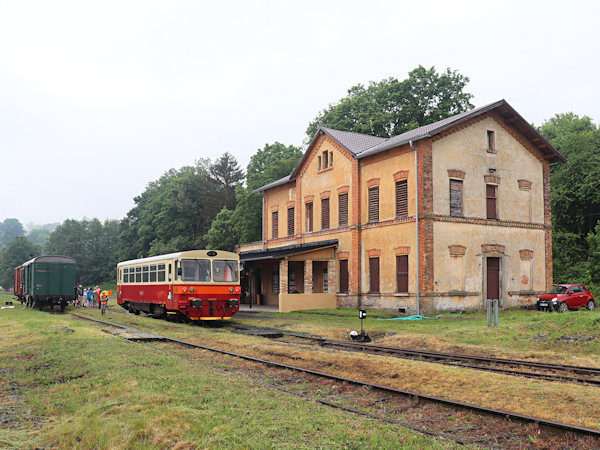 Motorový vlak KŽC po příjezdu do Kamenického Šenova.