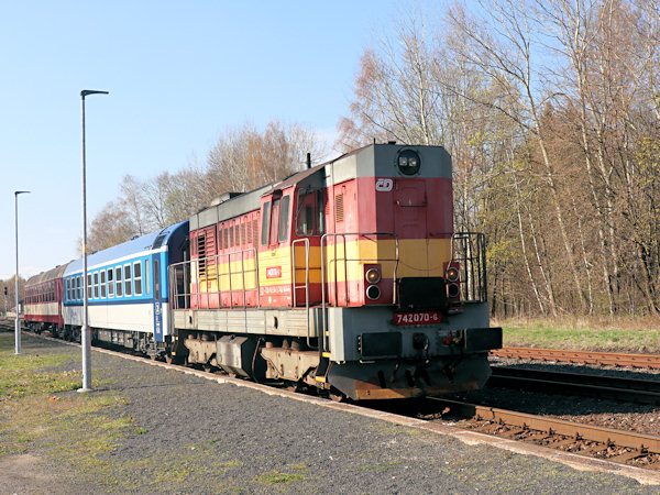Víkendový spěšný vlak z Rumburka do Děčína zastavil v Krásné Lípě.