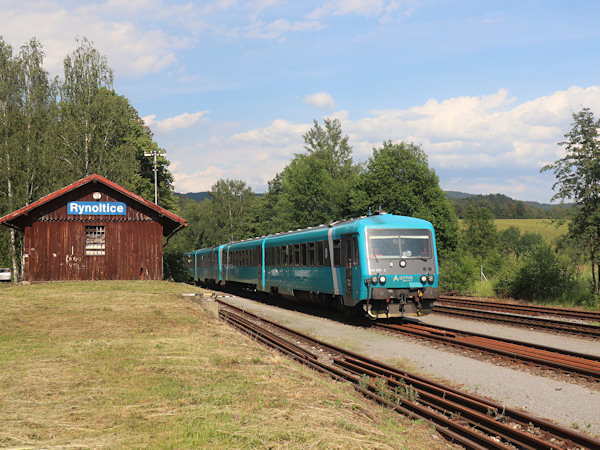 Rychlík Arrivy z Liberce do Ústí nad Labem odjíždí po křižování s protijedoucím vlakem z Rynoltic.