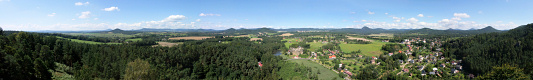 Panoramatický výhled z ostrohu Na Stráži u Sloupu.