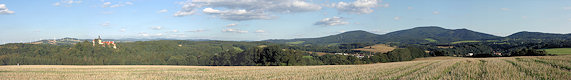 Výhled z návrší Nad Pastvinou u Grabštejna k jihovýchodu. Výhled z návrší Nad Pastvinou u Grabštejna k jihovýchodu.