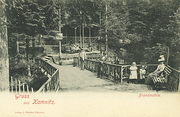 Auf dieser Ansichtskarte sehen wir die 'Brandmühle', einen der einst schön hergerichteten Ruheplätze im Waldpark unter dem Jehla (Noldefelsen). Heute ist nichts von ihm übrig geblieben.