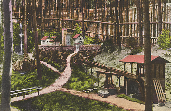 Na této pohlednici vidíme část miniaturní vesničky 'Brandmühle' s dřevěnými modely mlýnů, vybudované v letech 1900-1941 Antonem Gampem z České Kamenice. Po roce 1945 byla tato zajímavá atrakce zničena.