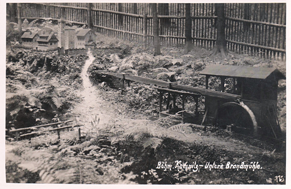 Pohlednice z doby kolem roku 1910 zachycuje stavby v dolní části miniaturní vesničky 'Brandmühle' pod Jehlou.