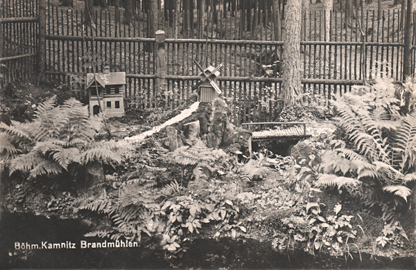 Na pohlednici z doby kolem roku 1930 vidíme jedno ze zákoutí v dolní části vesničky 'Brandmühle'.