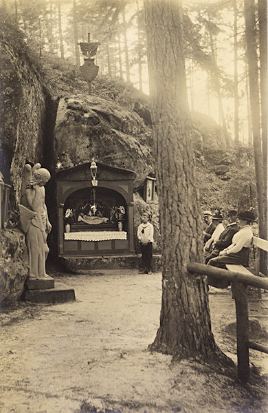 This picture postcard shows the smaller altar of the Brethren´s altar Altar adapted in a rock niche.