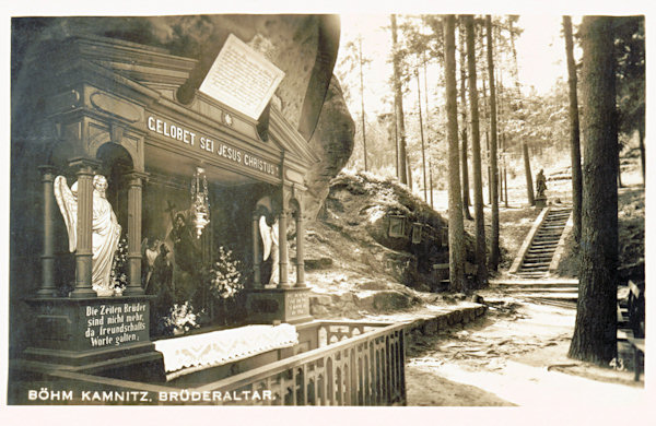 Na pohlednici z roku 1937 vidíme Bratrský oltář u České Kamenice. U přístupového schodiště v pozadí tehdy ještě stály sochy sv. Antonína a sv. Jana Nepomuckého.