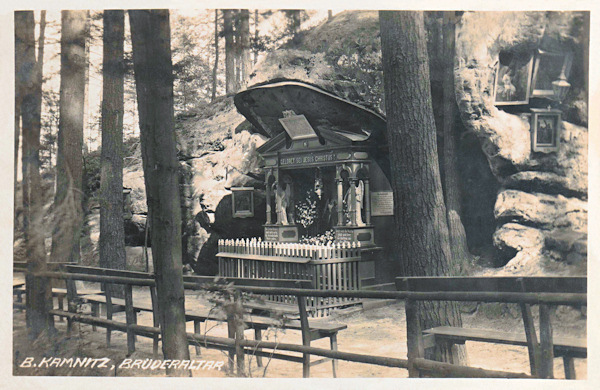 Pohlednice z roku 1930 zachycuje Bratrský oltář na plošině pod skalním převisem.